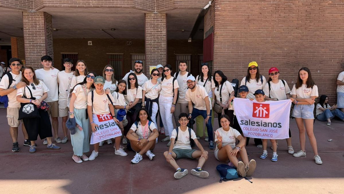 Grupo de cordobeses de Salesianos de Pozoblanco, en Madrid antes de acudir a la vigilia de oración por la visita del Papa.