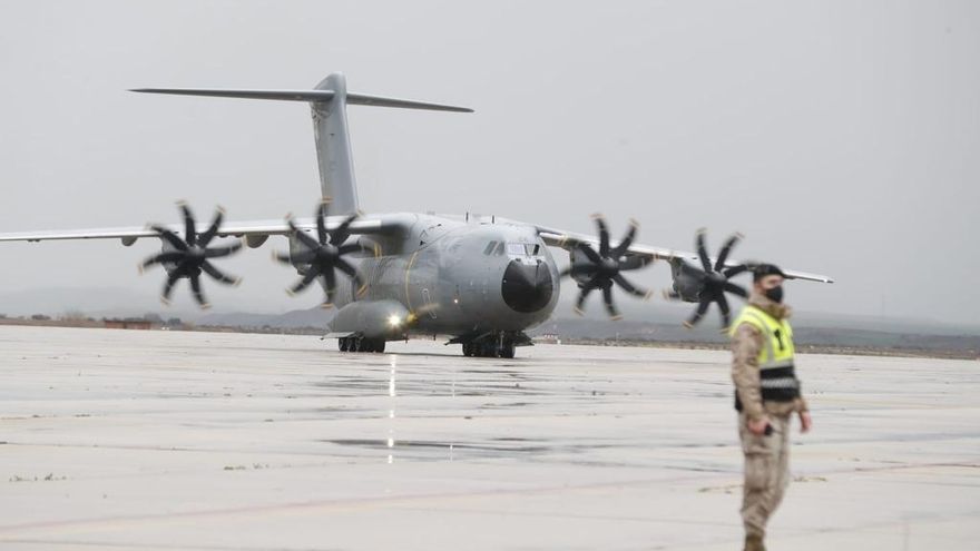 Llegada del avión con niños ucranianos con cáncer a España. (ARCHIVO)