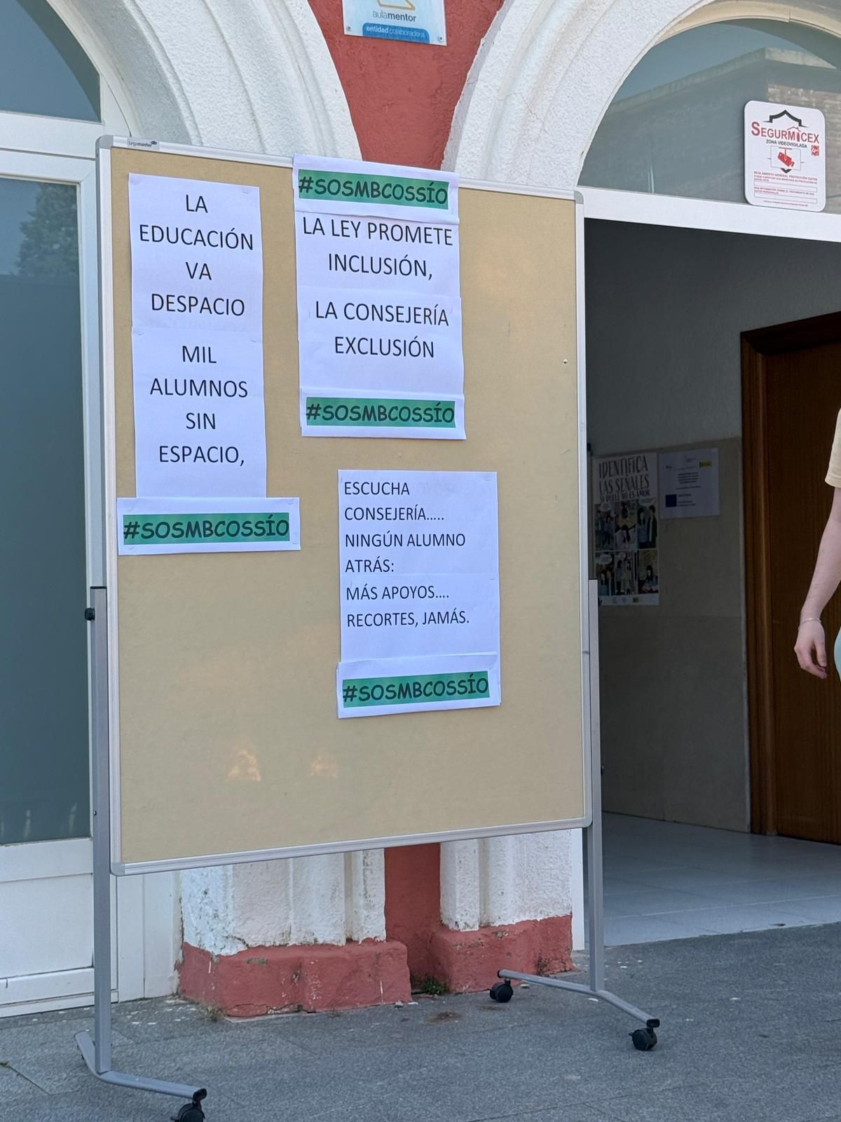 Carteles de queja por la falta de espacios del IES Bartolomé Cossío de Haro