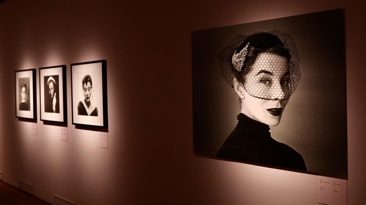 El museo Balenciaga de Getaria repasa la relación entre el fotógrafo francés Georges Dambier y la moda