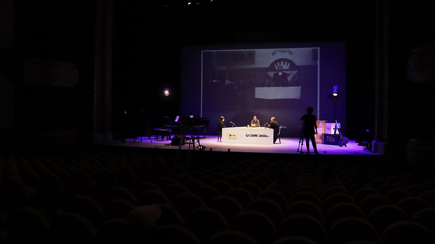 Entrevistas a los cineastas Celia Viada y Ramón Lluis Bande en el Teatro Jovellanos sin asistentes