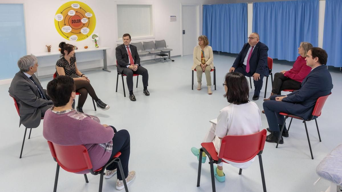 El presidente de la Junta, en la Unidades de del Dolor Crónico en el centro de salud de El Ejido, León.