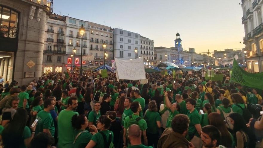 Miles de personas de la manifestación por la educación pública llegan a Sol el 14 de octubre de 2026
