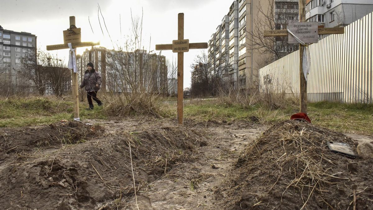 Kyiv (Ukraine), 04/04/2022.- Graves are seen in front of a residential building in Bucha city, which was the recaptured by the Ukrainian army, Kyiv (Kiev) area, Ukraine, 04 April 2022. More than 410 bodies of killed civilians were carried from the recaptured territory in Kyiv's area for exgumation and expert examination. The UN Human Rights Council has decided to launch an investigation into the violations committed after Russia's full-scale invasion of Ukraine as Ukrainian Parliament reported. On 24 February, Russian troops had entered Ukrainian territory in what the Russian president declared a 'special military operation', resulting in fighting and destruction in the country, a huge flow of refugees, and multiple sanctions against Russia. (Rusia, Ucrania)