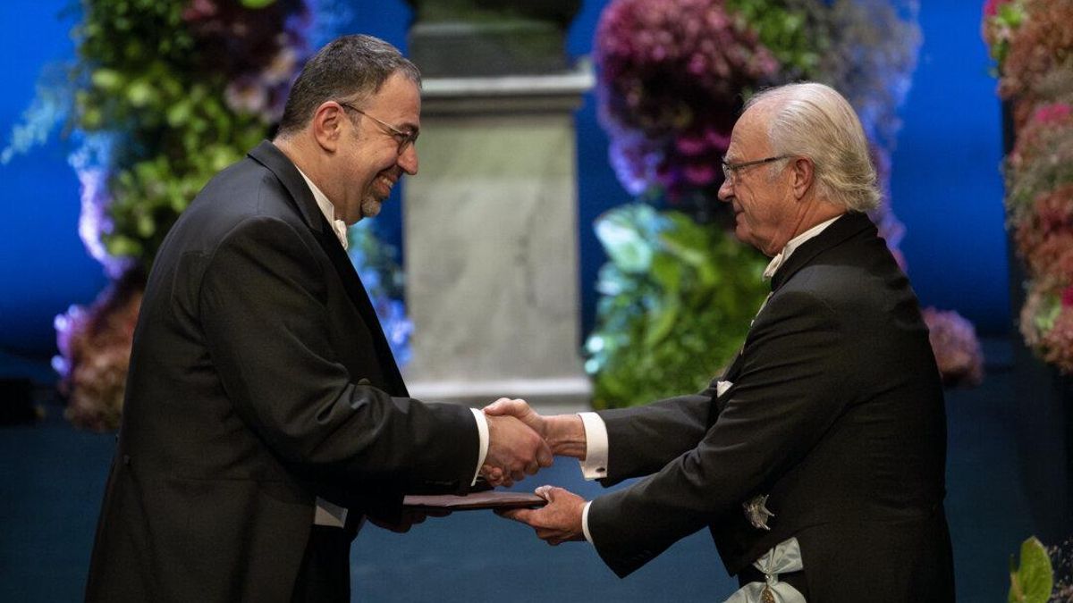 Daron Acemoglu recibe el Premio Nobel de Economía en Estocolmo, Suecia, el 10 de diciembre de 2024.