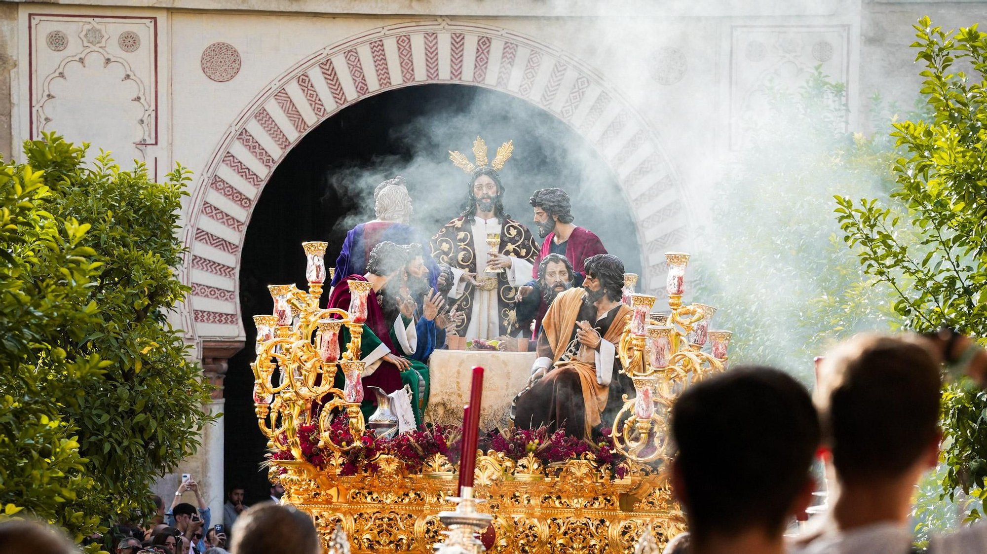 El regreso de la Hermandad de la Cena tras el Vía Crucis Magno