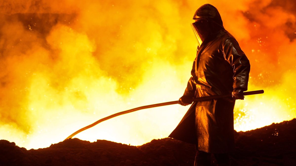 Un trabajador de la industria del acero.