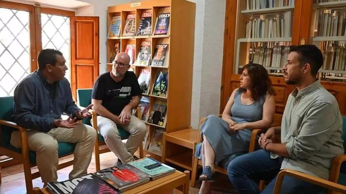 El alcalde de Mula, Juan Jesús Moreno, junta al concejal de Cultura, Diego Boluda, y personal de la Biblioteca municipal Ayuntamiento de Mula