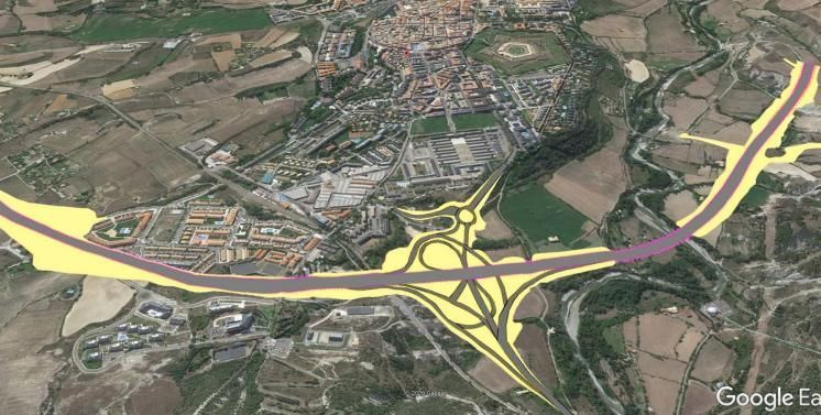 Replanteo del tramo central de la Variante Norte sobre foto aérea de Google Earth. En primer término, el incompleto nudo central (“scalextric”) que enlaza con la carretera de Somport (N-330), estrictamente encajado entre el ferrocarril, por el este (a la izquierda, en la imagen), y el Camino de Santiago y río Aragón, por el oeste.