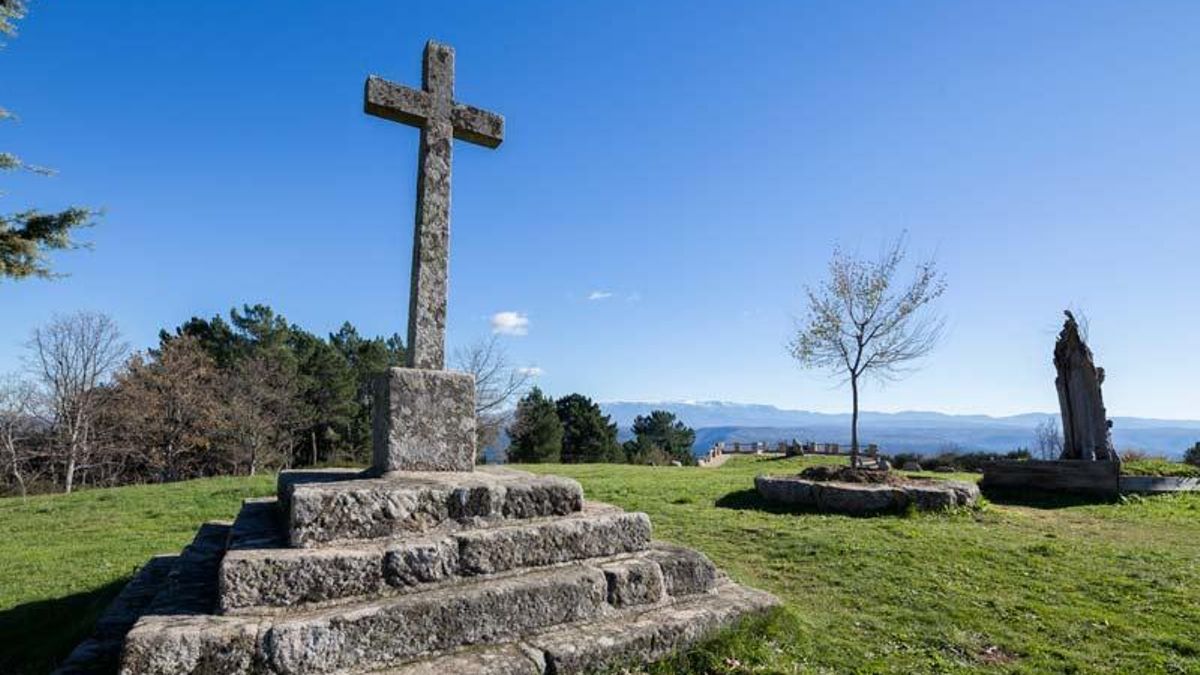 El entorno privilegiado configura un paisaje natural que envuelve al viajero en una atmósfera de serenidad y sosiego