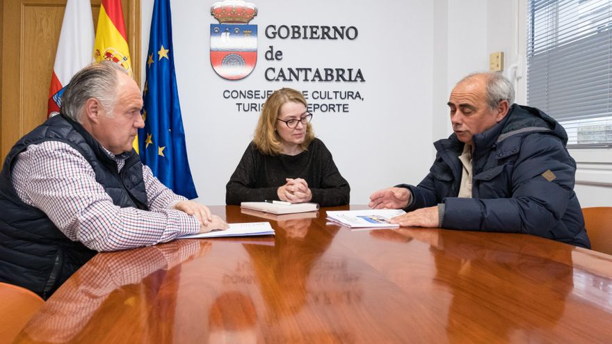 La Consejera De Cultura, Turismo Y Deporte, Eva Guillermina Fernández, Se Reúne Con El Alcalde De Saro, Miguel Ángel Prieto