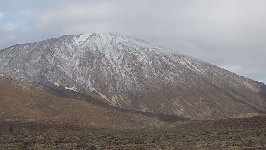 El Teide amanece cubierto por una ligera capa de nieve