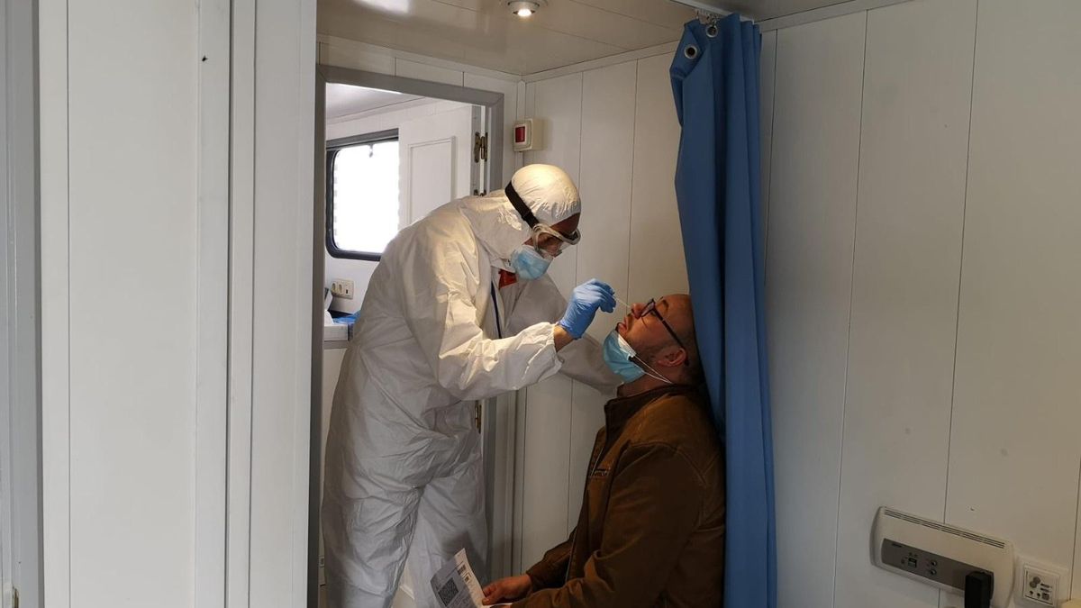 Un profesional sanitario realiza una prueba PCR a un habitante de Cuevas del Becerro (Málaga) a 30 de noviembre de 2020