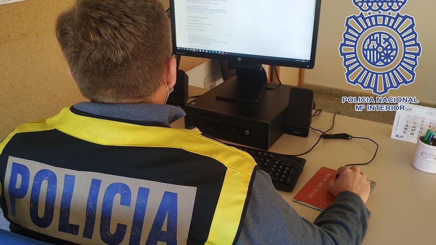 Un agente investiga ante un ordenador