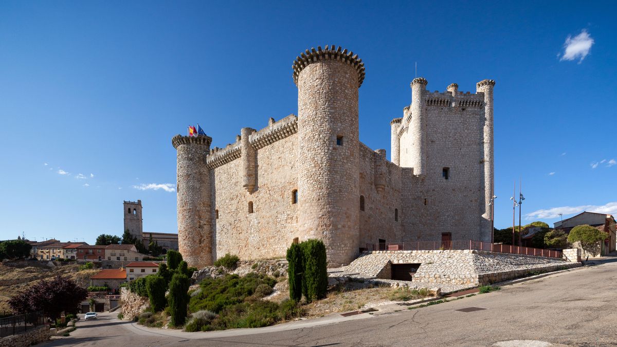 El castillo de Torija, joya mendocina de Guadalajara, que resurgió de las cenizas y es de los mejores conservados de España