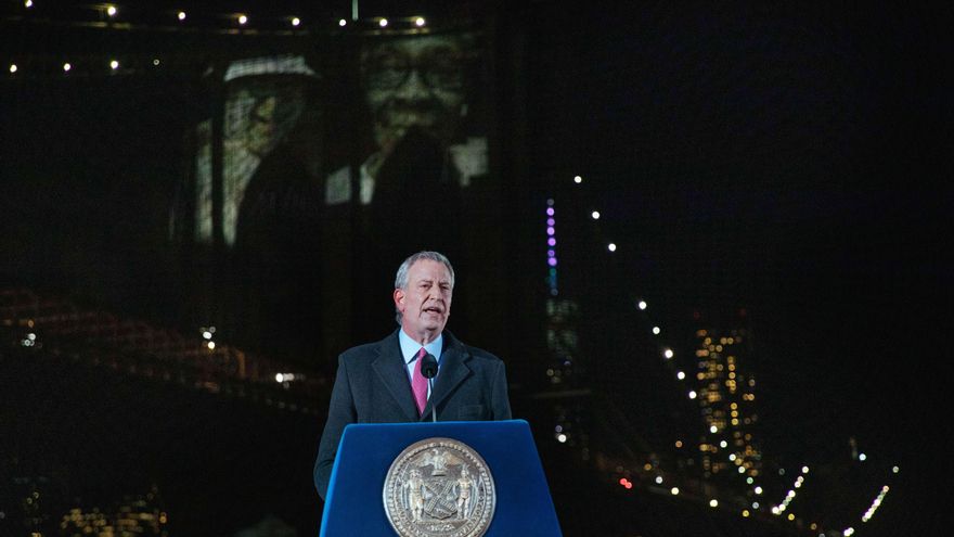 El alcalde de Nueva York, Bill de Blasio, fue registrado este domingo, al intervenir en una ceremonia conmemorativa para recordar a las más de 30.000 víctimas mortales de la pandemia en la ciudad que gobierna, en el distrito de Brooklyn (NY, EE.UU.)EFE/Kevin Hagen