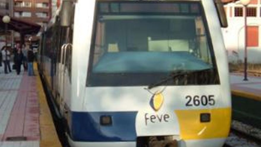 Foto de un tren de Feve cuando hacía parada en la estación del centro de León.