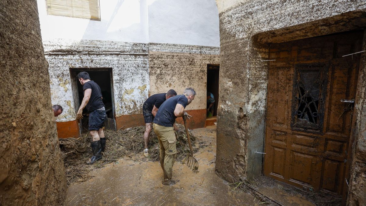 Grupos de personas trabajan este sábado limpiando las calles de la localidad de Azuara (Zaragoza), una de las más afectadas por las tormentas.