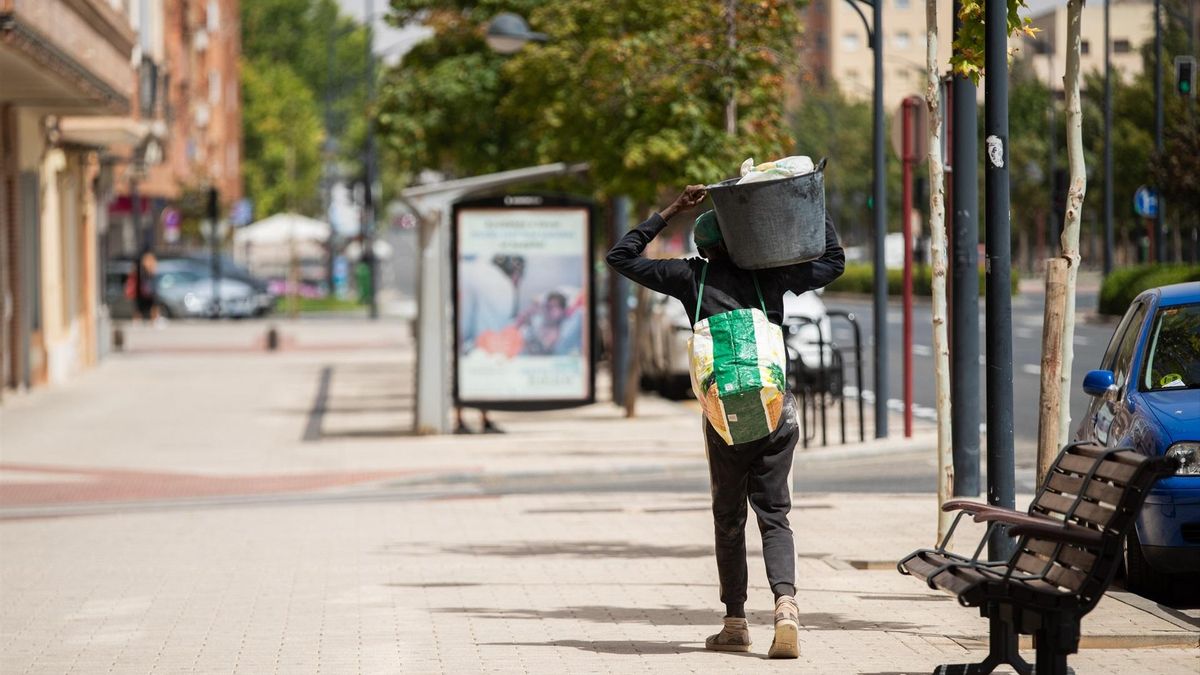 Un trabajador camina por la calle bajo temperaturas de más de 40ºC, en una imagen de archivo de Albacete
