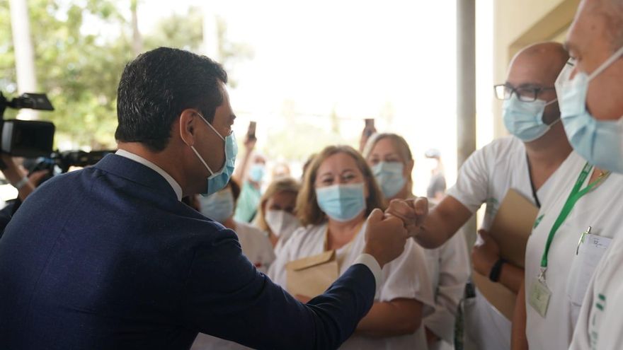 Juanma Moreno visitando el Hospital Punta Europa de Algeciras