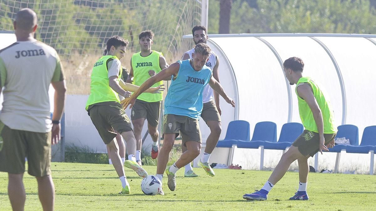 El Córdoba CF echa a rodar: caras nuevas y ausencias marcadas en el regreso al verde