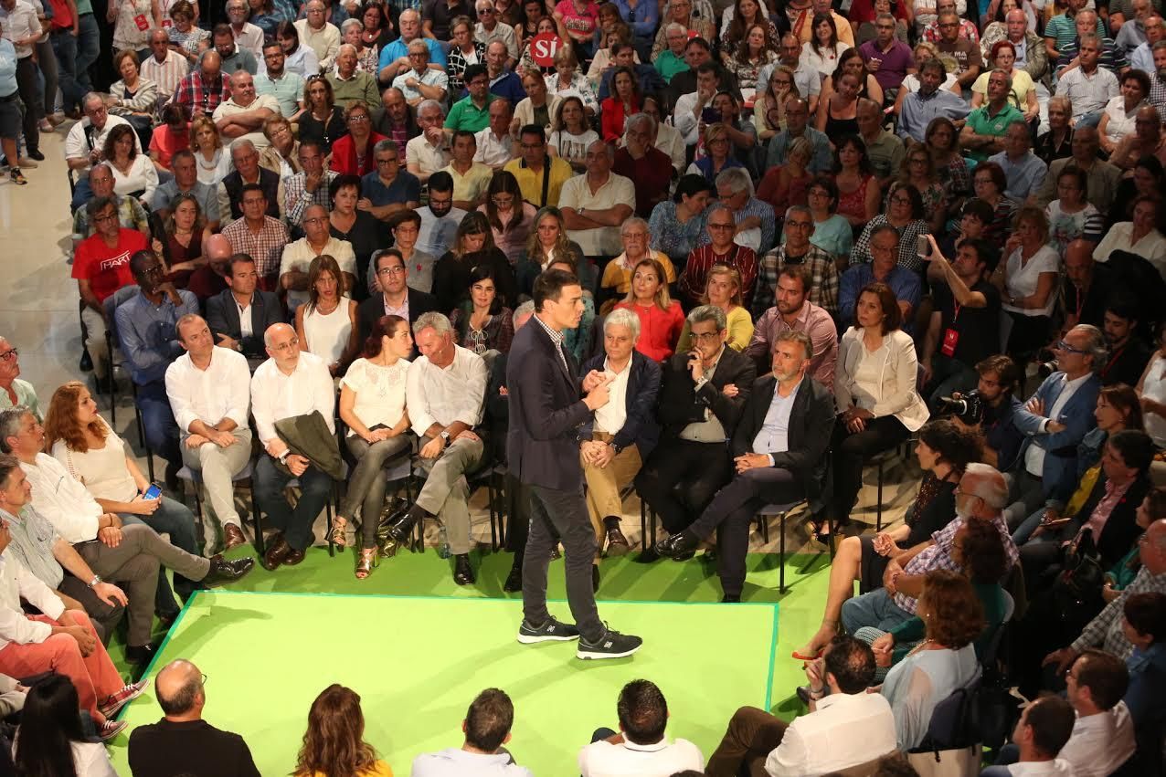 Acto de precampaña de Pedro Sánchez en LPGC. (ALEJANDRO RAMOS)