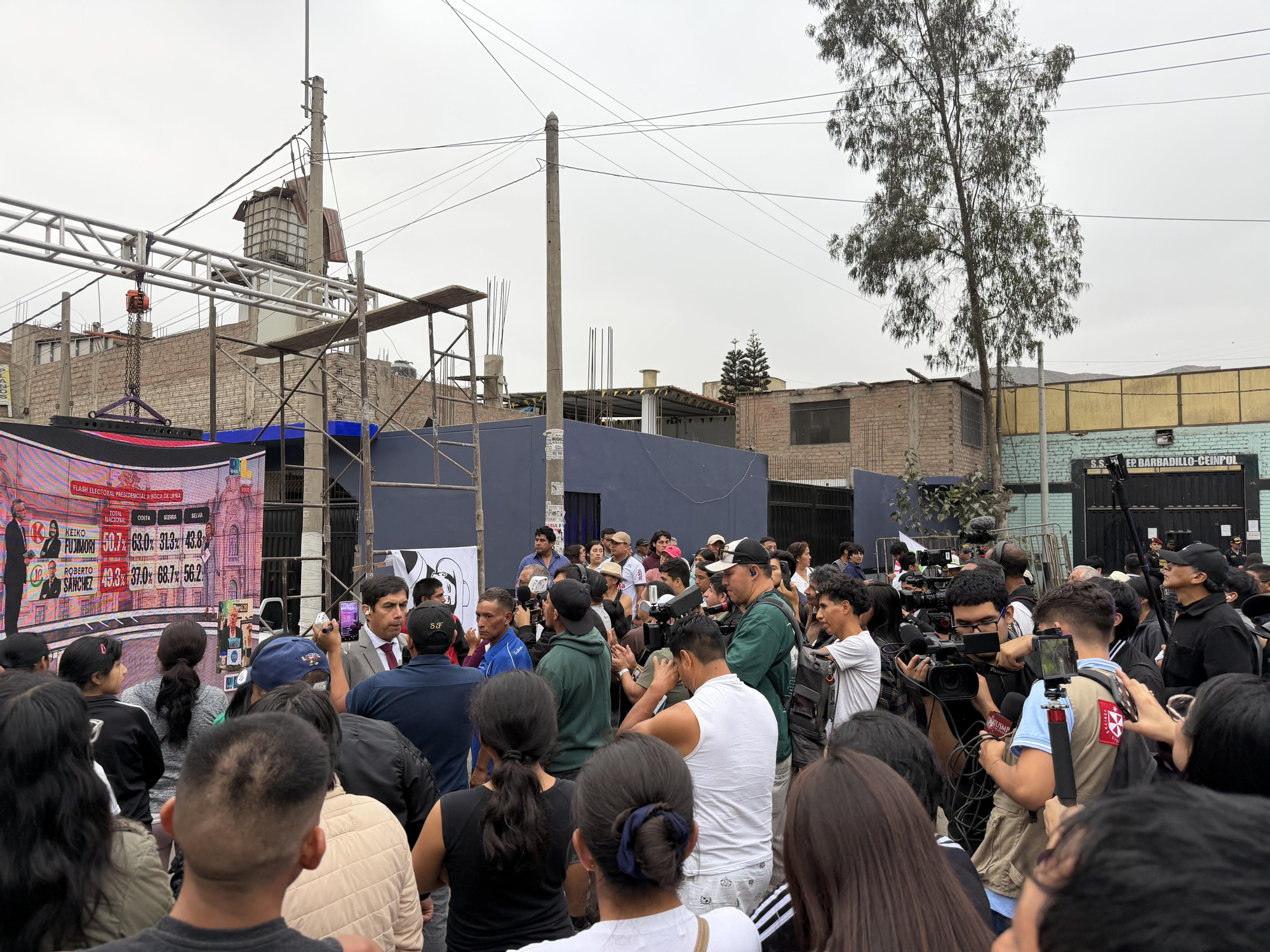 Pantalla para seguir el recuento ante el penal de Barbadillo (Lima), donde está encerrado el expresidente Pedro Castillo.