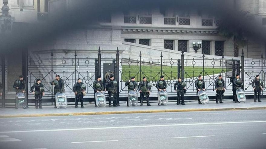 Bullrich cortó varias calles con vallas y policías para evitar que la marcha universitaria rodee el Congreso