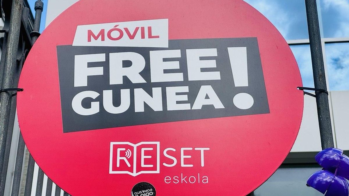 Cartel del colegio Urkide de Vitoria que indica ser un espacio libre de móvil