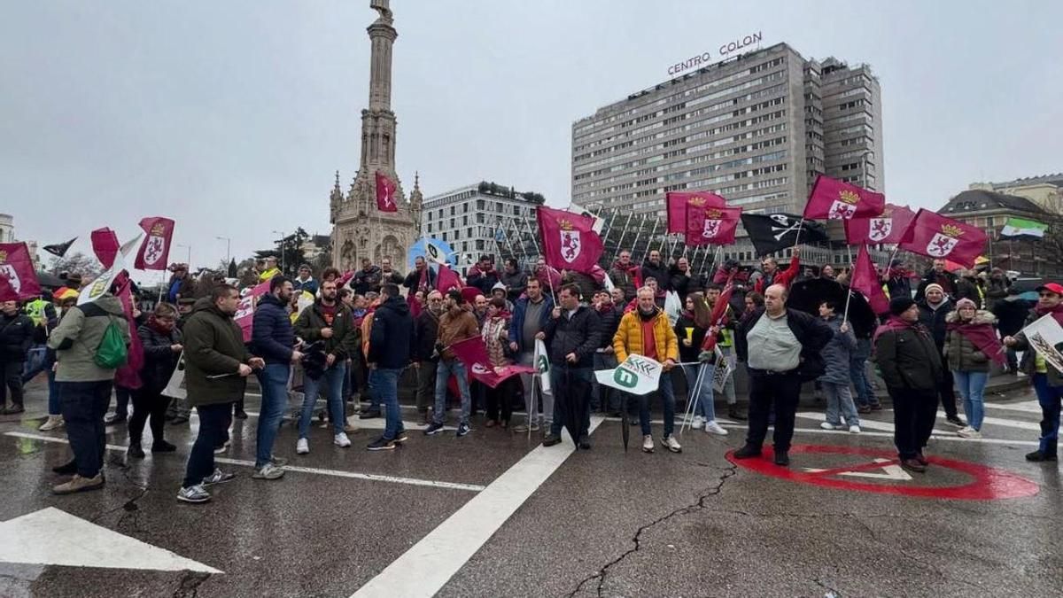 Los agricultores leoneses convocados por UCCL y Decaleón protestan en Madrid contra Mercosur.