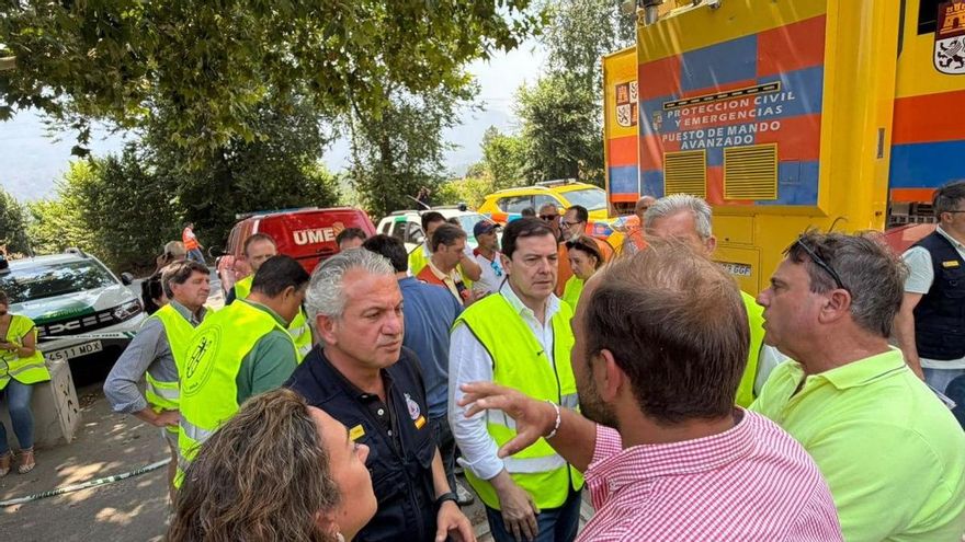 Mañueco, en su visita a la zona del incendio en Ávila.
