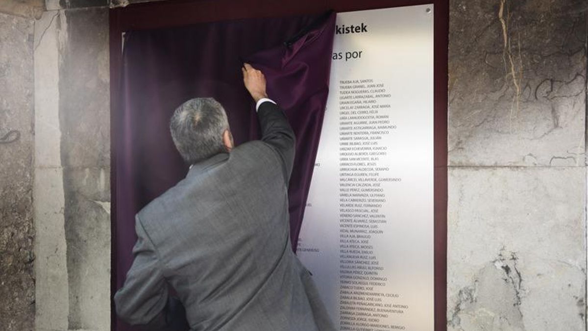 El alcalde de Bilbao, Juan María Aburto, descubriendo la placa en 2022