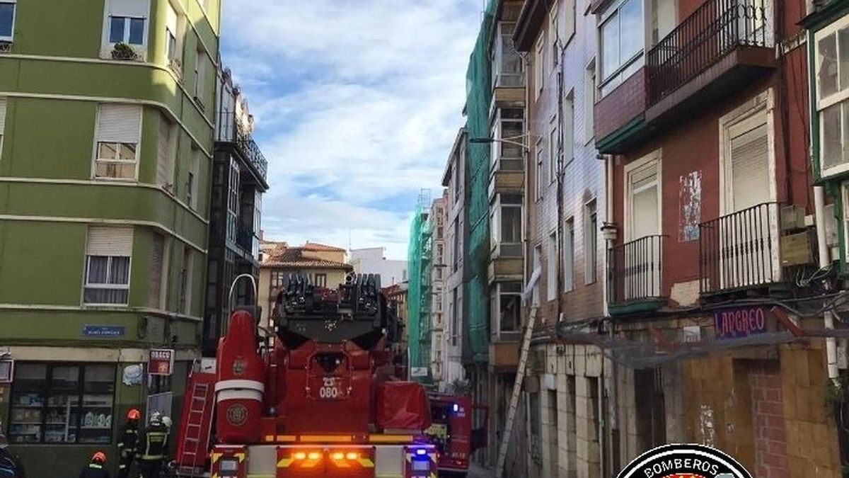Fuera de peligro el hombre evacuado en estado grave por inhalar humo en el incendio de la calle Alta