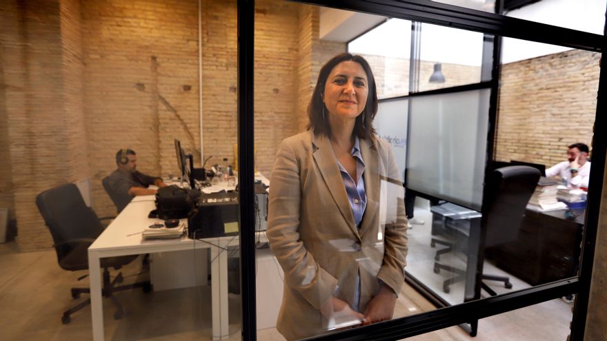 La consellera de Transparencia, Rosa Pérez Garijo, en la redacción de elDiario.es en Valencia.