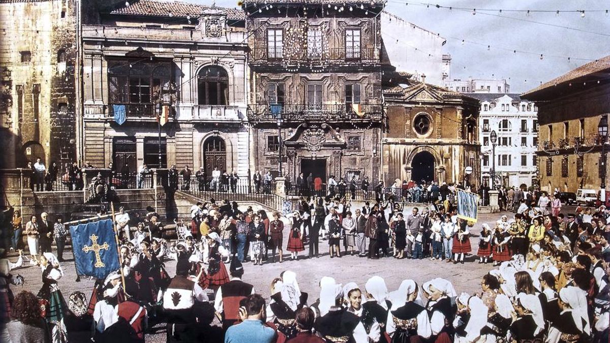 Fotografía de una celebración de hace varios años frente a la Capilla situada en el casco antiguo de Oviedo.