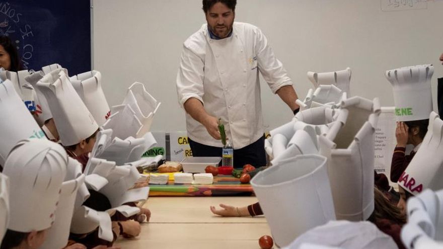 El Chef Xanty Elías imparte una clase magistral titulada "Los niños se comen el futuro" a un grupo de alumnos del Colegio Salesianos de Huelva.