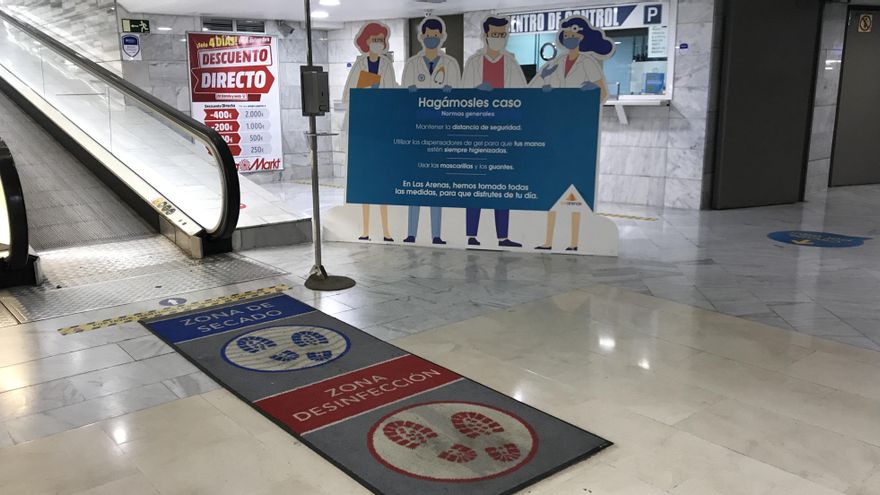 Recordatorio de las medidas sanitarias en el centro comercial de Las Arenas, en Las Palmas de Gran Canaria.