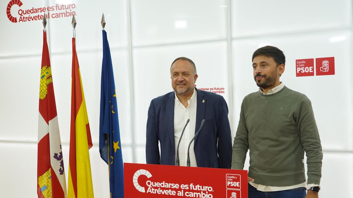 El secretario de Política Municipal del PSCyL, Fran Díaz, y el presidente de la Diputación de Leónn, Gerardo Álvarez Courel, en rueda de prensa en Valladolid