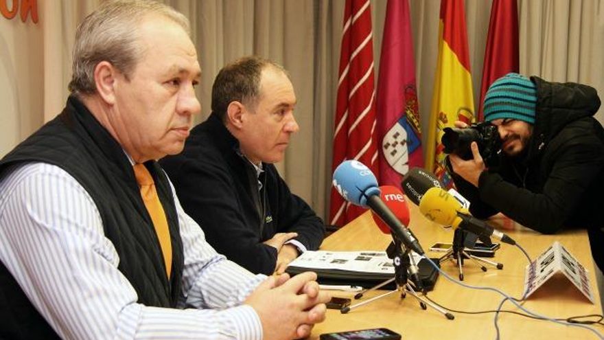 Peio García / ICAL El secretario general de Unión del Pueblo Leonés, Eduardo López Sendín (C), y el vicesecretario de la formación, José Antonio González (I), anuncian la convocatoria de una concentración