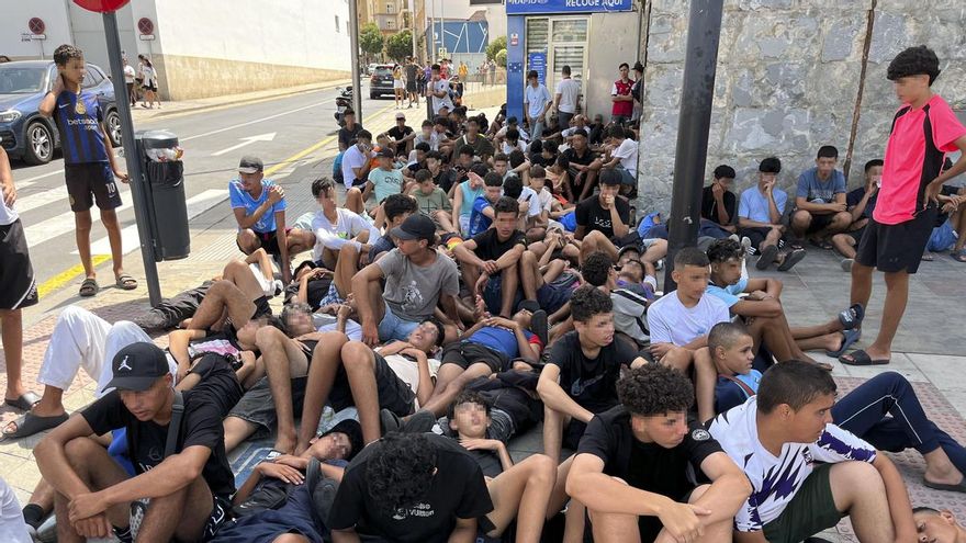 Imagen de archivo (10/08/2026) Multitud de menores migrantes esperan para su filiación frente a la Jefatura Superior de la Policía Nacional en Ceuta.