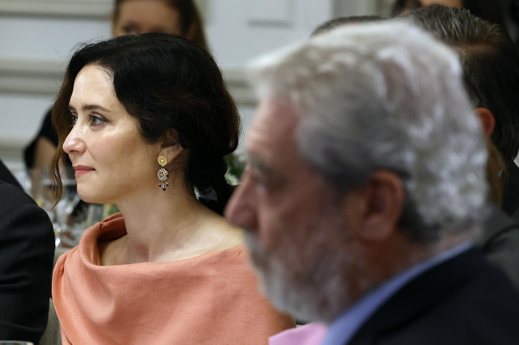 Díaz Ayuso y Rodríguez en un desayuno informativo en Madrid en 2023.