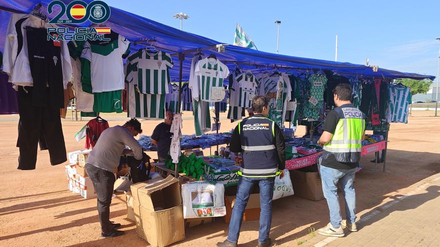 Operación de la Policía Nacional contra la venta ilegal de prendas falsificadas del Córdoba CF