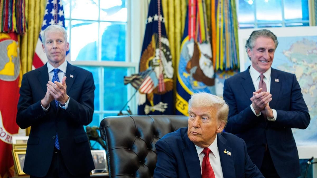 El secretario de Energía estadounidense, Chris Wright (a la izquierda), junto a Donald Trump, el pasado martes.