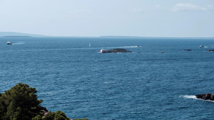 El ferry encallado en Ibiza lleva 15 toneladas de gasoil en su depósito