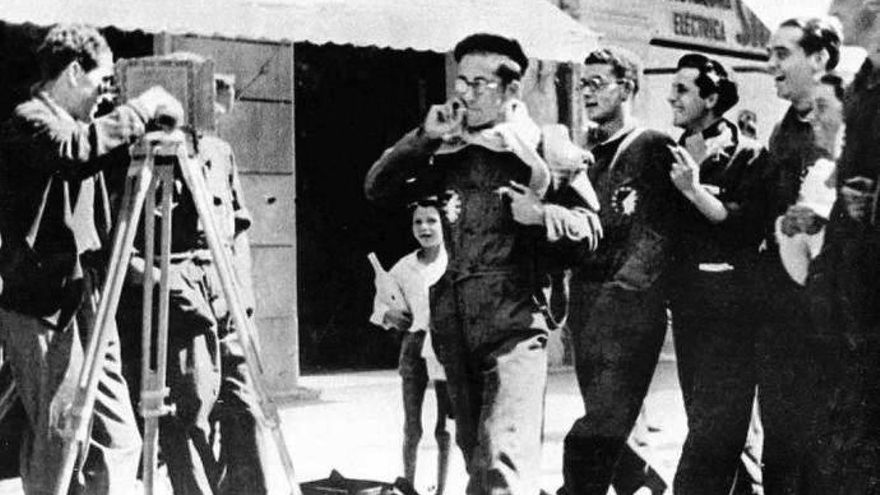 Gonzalo Menéndez-Pidal filma a Lorca (segundo por la derecha) en la calle Príncipe de Vigo en agosto de 1932