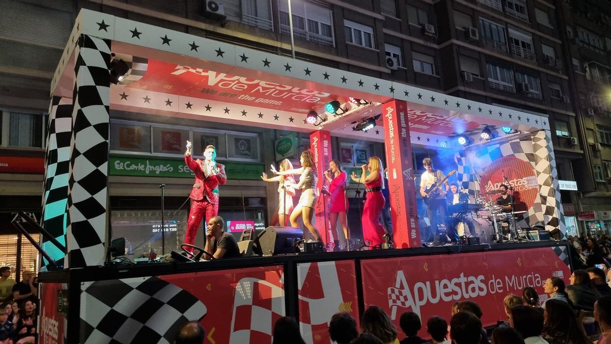 En la Región de Murcia, la industria del juego incluso patrocina eventos populares, como los relacionados con el Entierro de la Sardina. JOHN D. BAYBACK (CEDIDA)