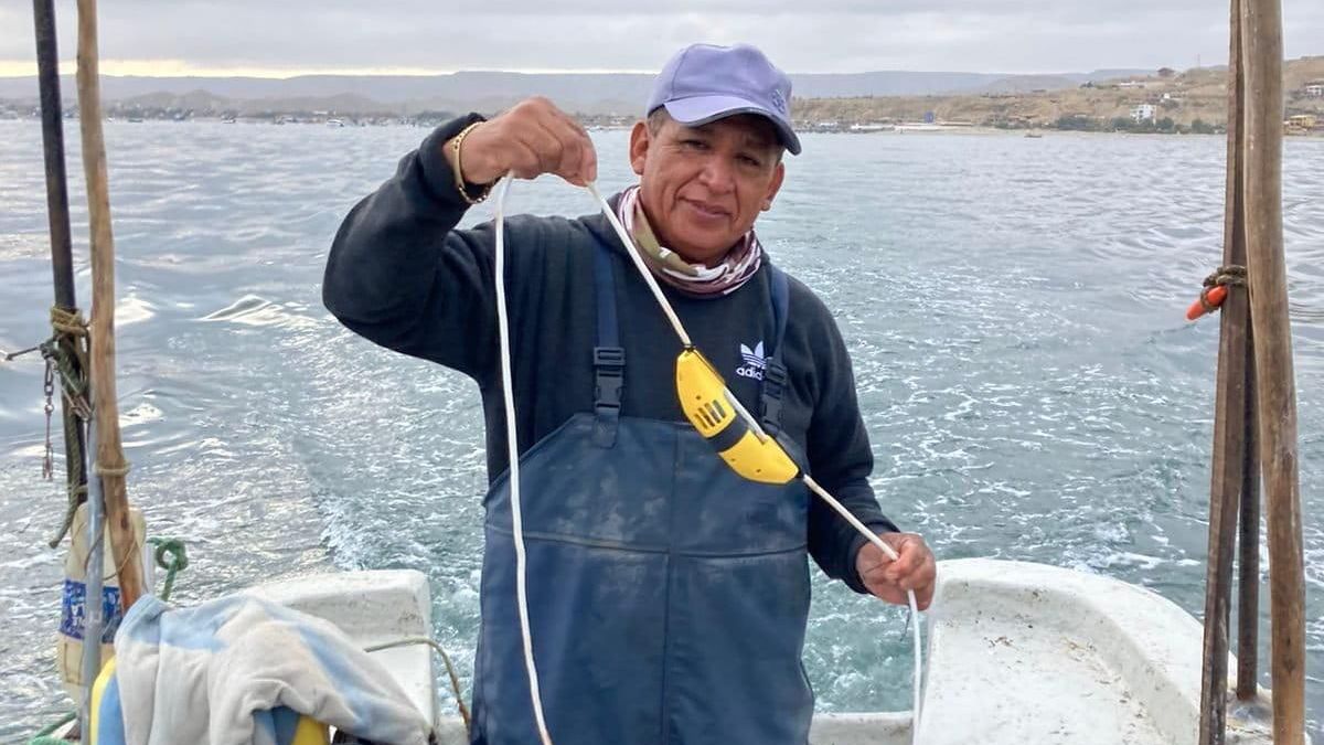 Luis Chapa, pescador norteño, muestra un pinger que irá en su red. Foto: cortesía Chiara Guidino