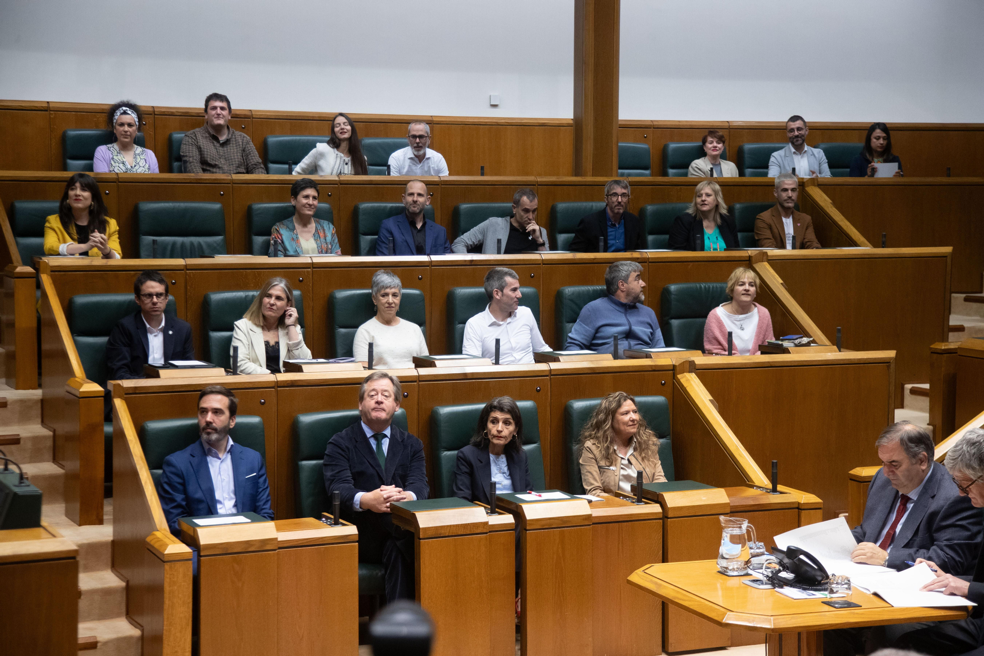 La bancada de EH Bildu, con el Gobierno debajo, en primera fila