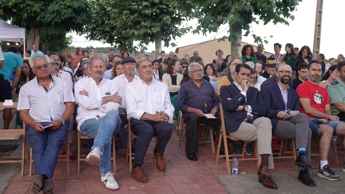 Público y autoridades en Villafeliz ante la lectura del Fuero de León.