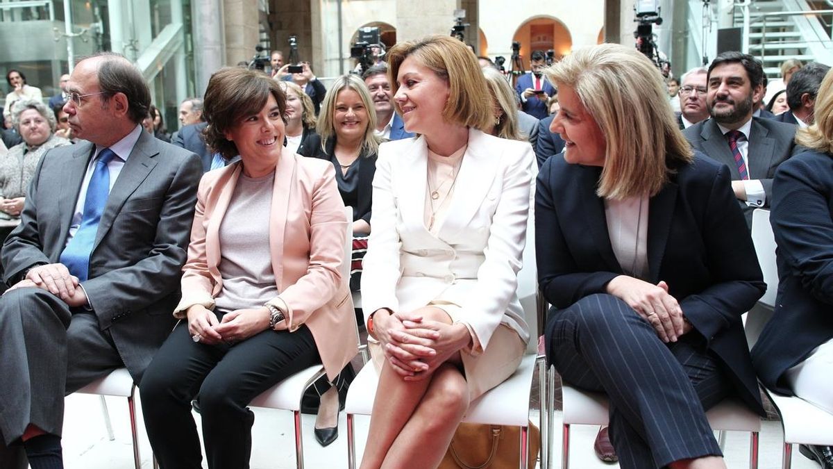 Sáenz de Santamaría, junto a Cospedal en la toma de posesión de Garrido.